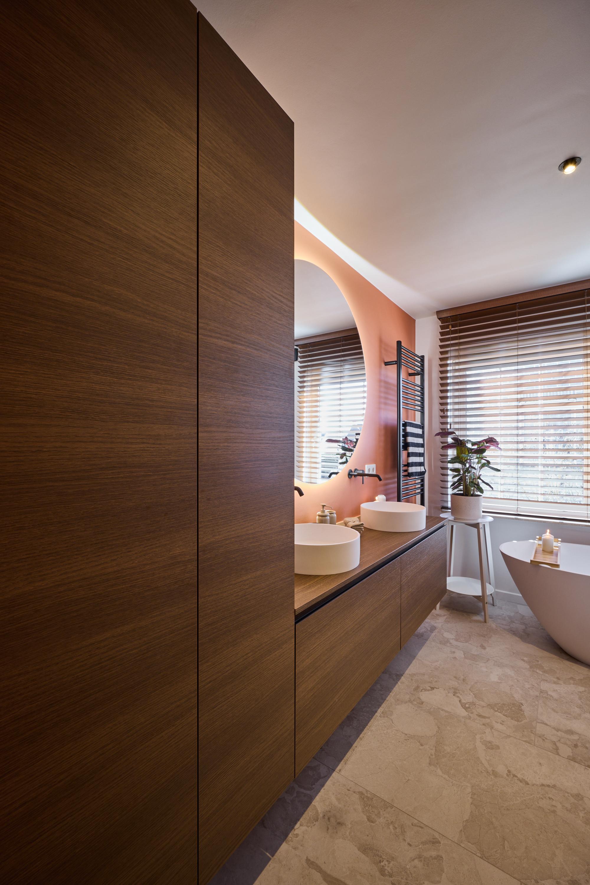 fr temoignages-clients salle-de-bains-elegante-aux-accents-colores-et-noyer-pour-fenna-et-quinten