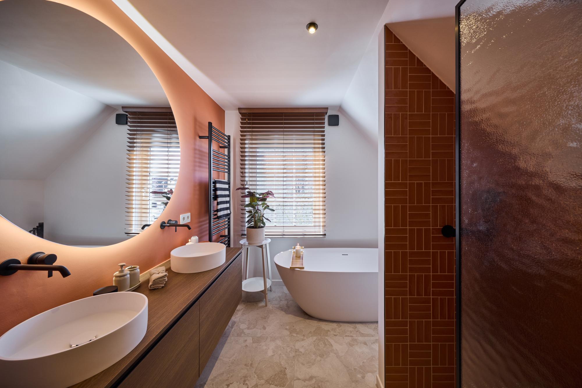 nl klantenverhalen stijlvolle-badkamer-met-kleurrijke-accenten-en-walnoot-voor-fenna-en-quinten