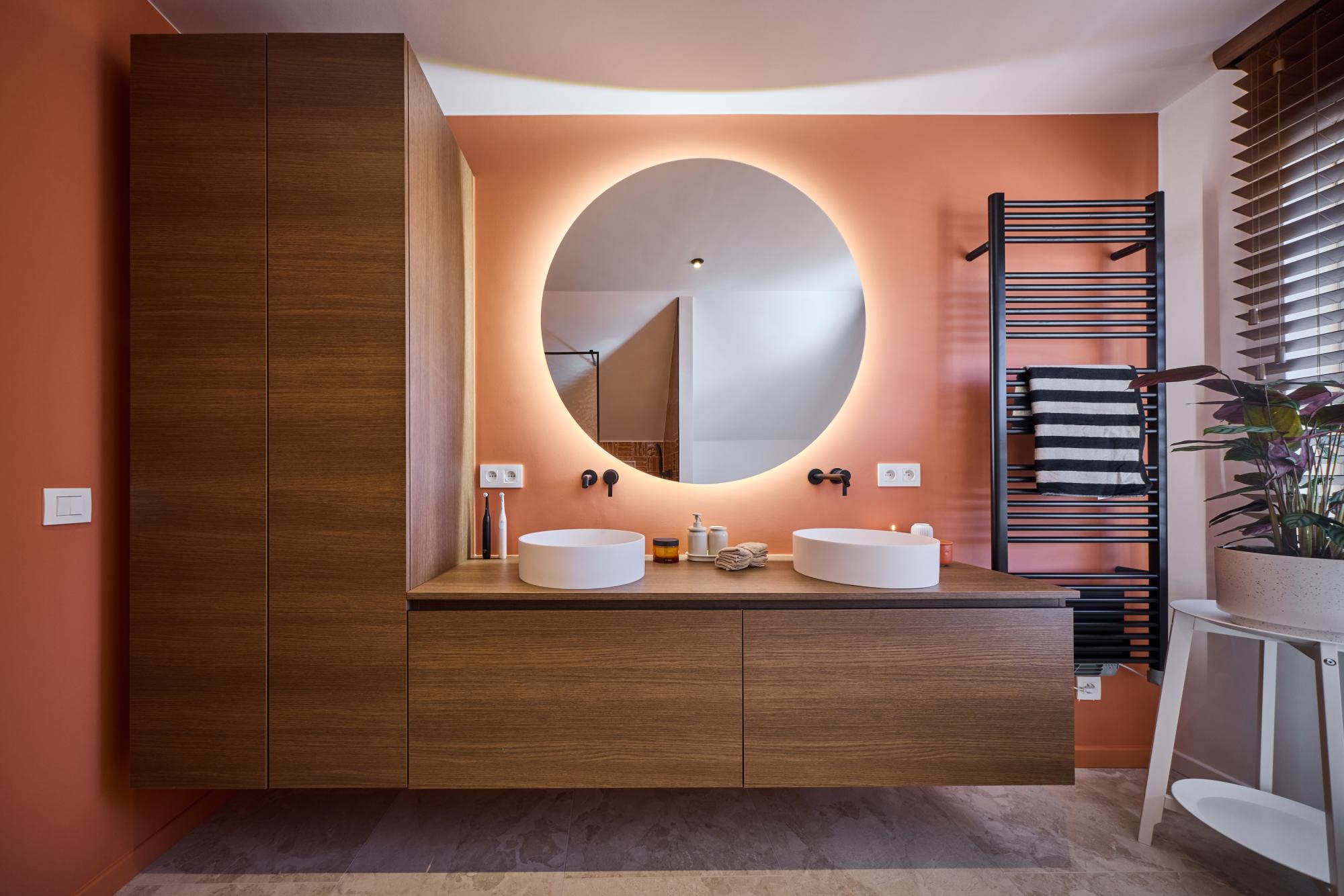 fr temoignages-clients salle-de-bains-elegante-aux-accents-colores-et-noyer-pour-fenna-et-quinten