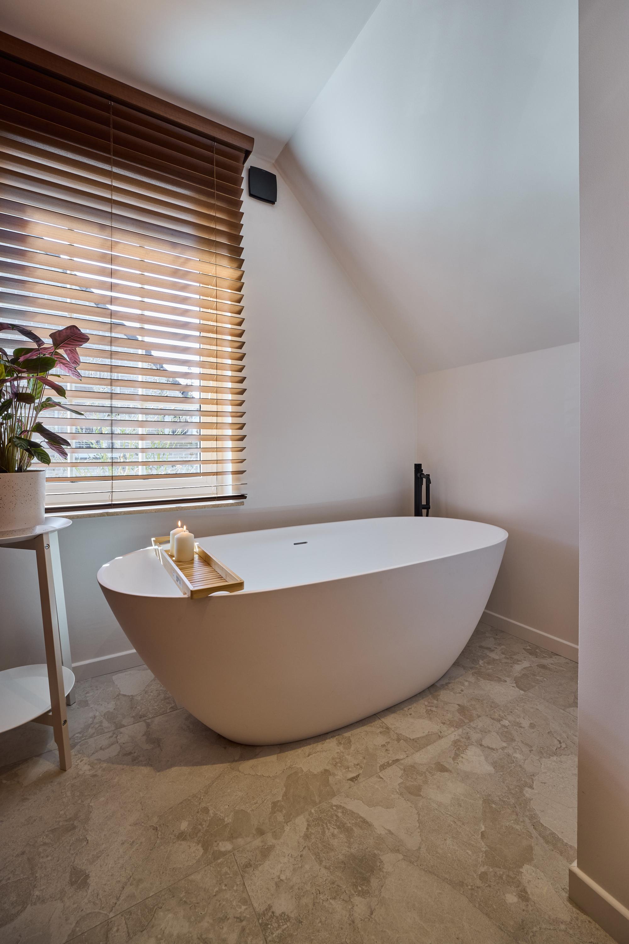 fr temoignages-clients salle-de-bains-elegante-aux-accents-colores-et-noyer-pour-fenna-et-quinten