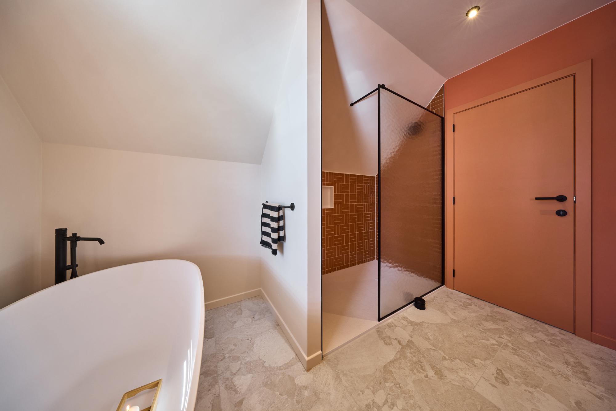 fr temoignages-clients salle-de-bains-elegante-aux-accents-colores-et-noyer-pour-fenna-et-quinten