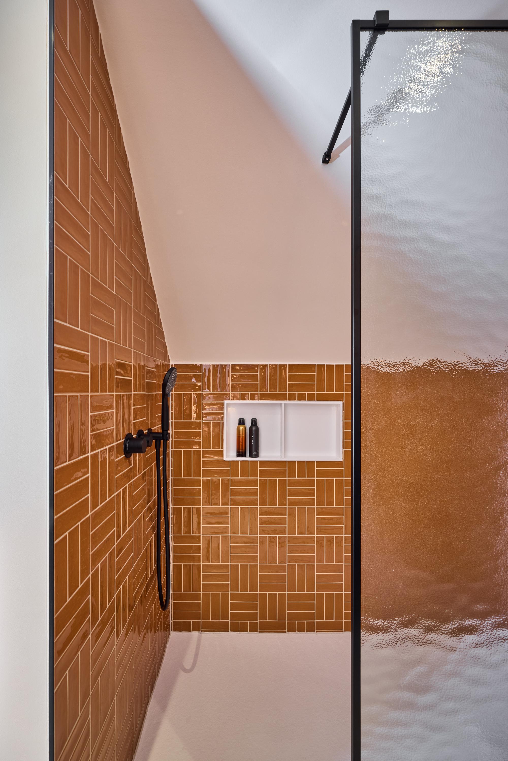 fr temoignages-clients salle-de-bains-elegante-aux-accents-colores-et-noyer-pour-fenna-et-quinten