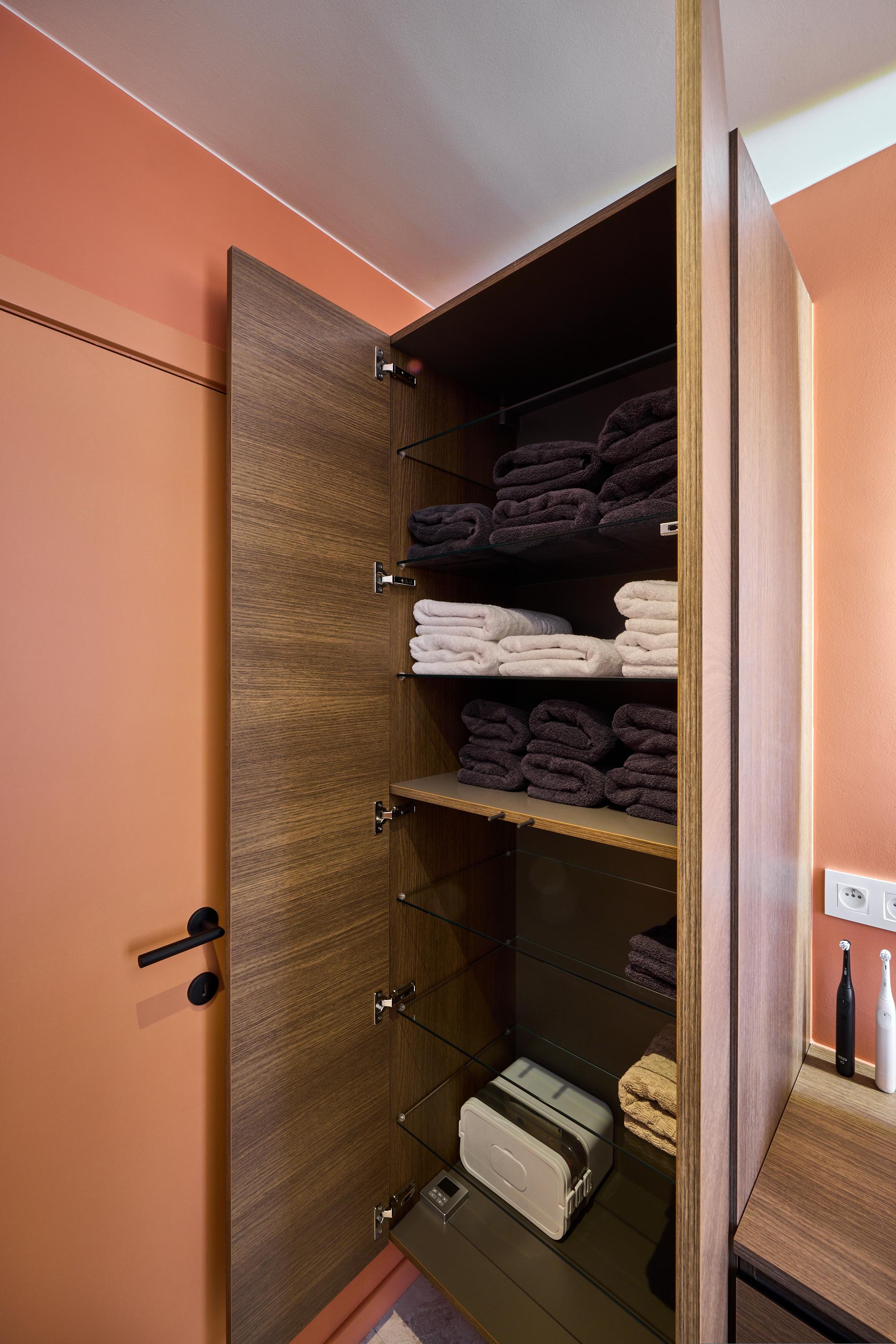 fr temoignages-clients salle-de-bains-elegante-aux-accents-colores-et-noyer-pour-fenna-et-quinten