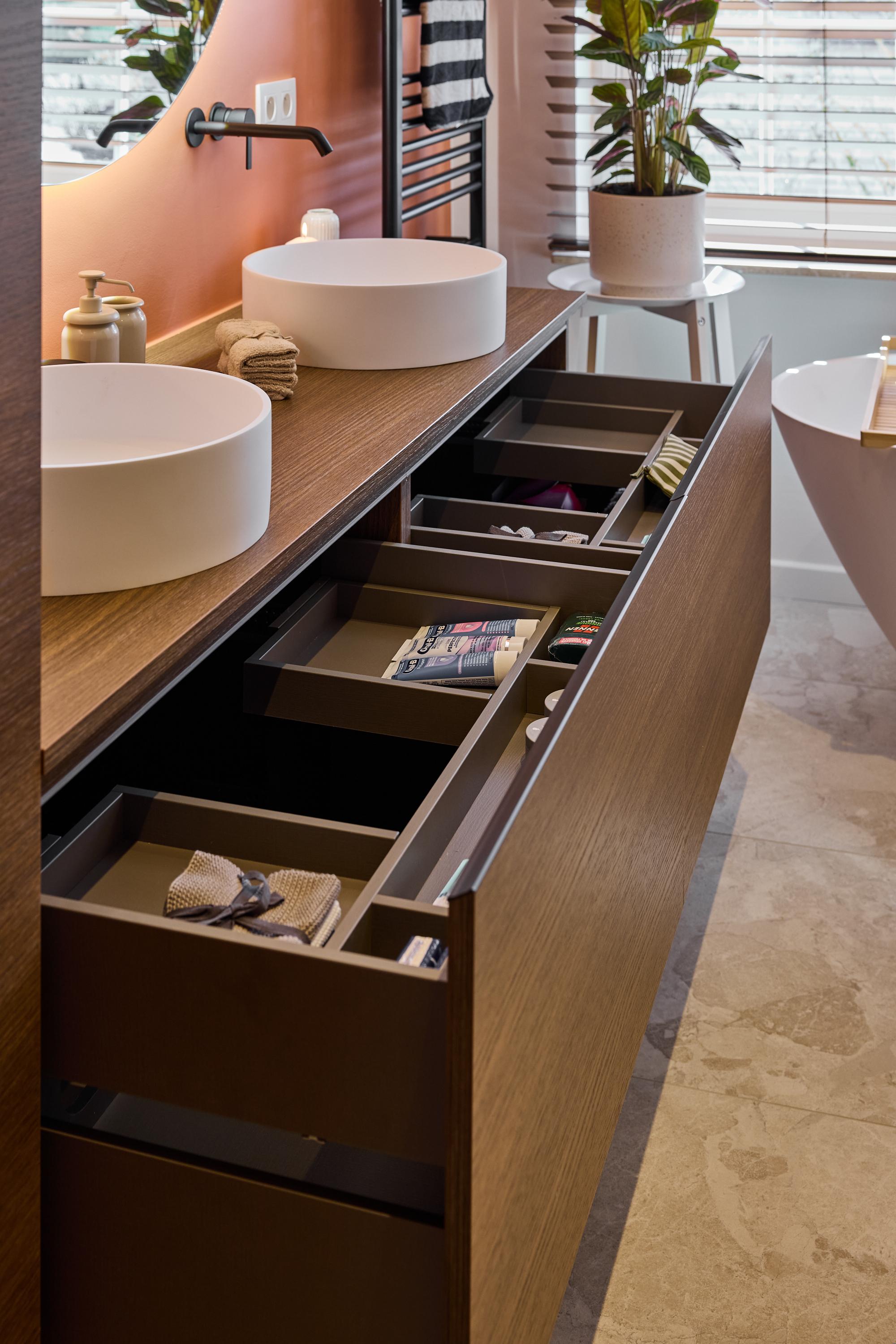 fr temoignages-clients salle-de-bains-elegante-aux-accents-colores-et-noyer-pour-fenna-et-quinten