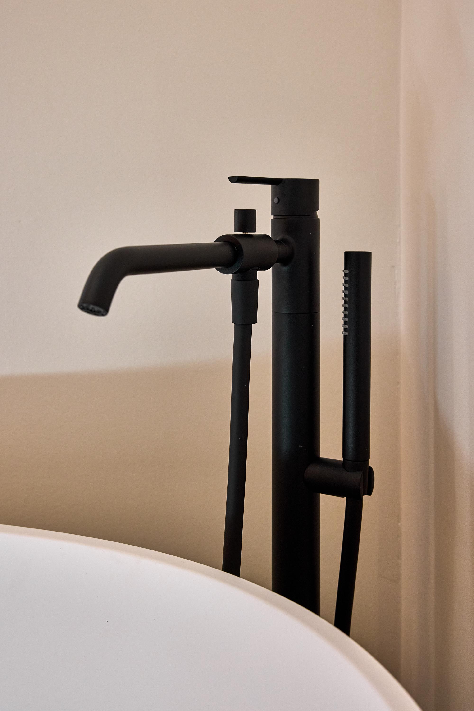 fr temoignages-clients salle-de-bains-elegante-aux-accents-colores-et-noyer-pour-fenna-et-quinten