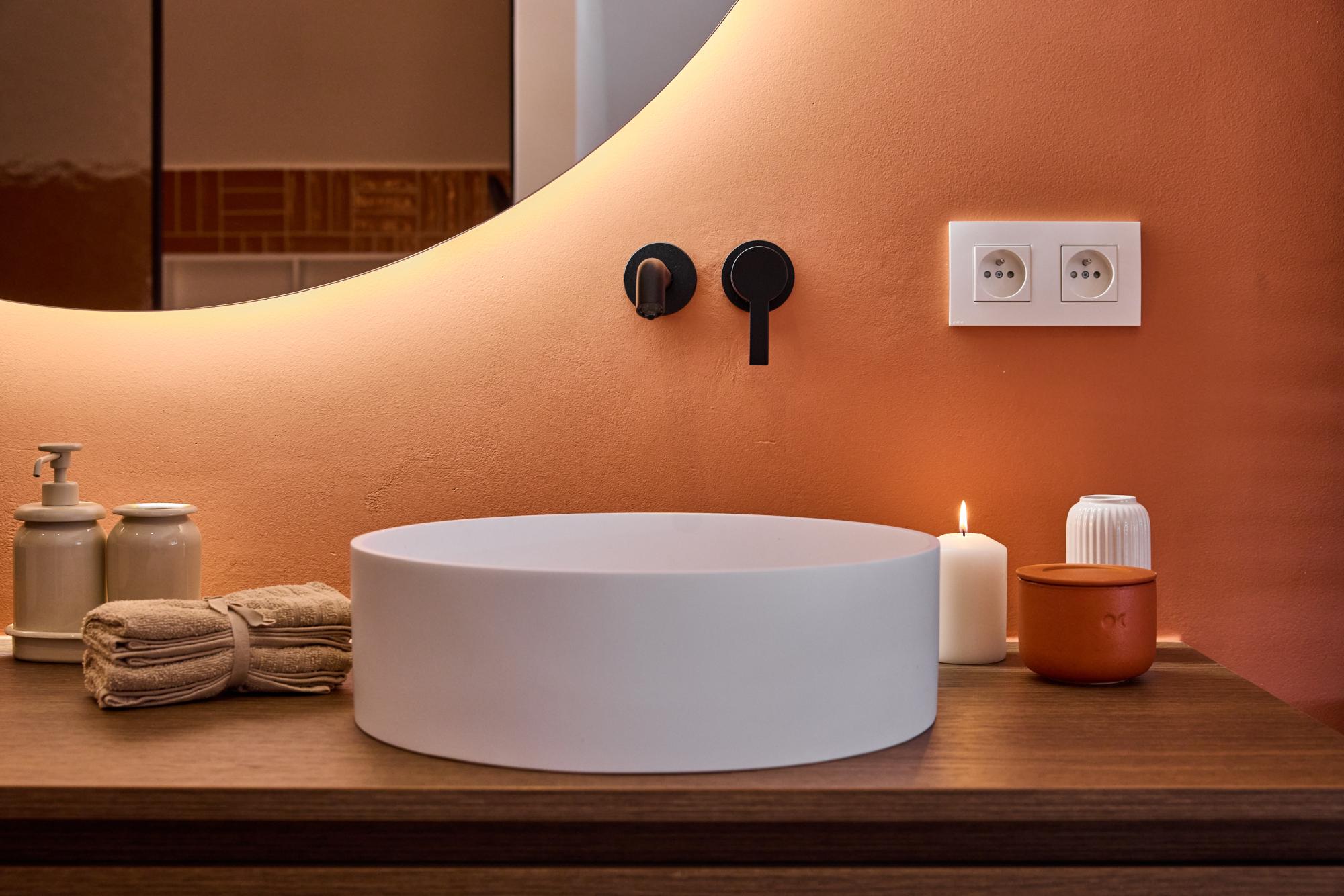 fr temoignages-clients salle-de-bains-elegante-aux-accents-colores-et-noyer-pour-fenna-et-quinten