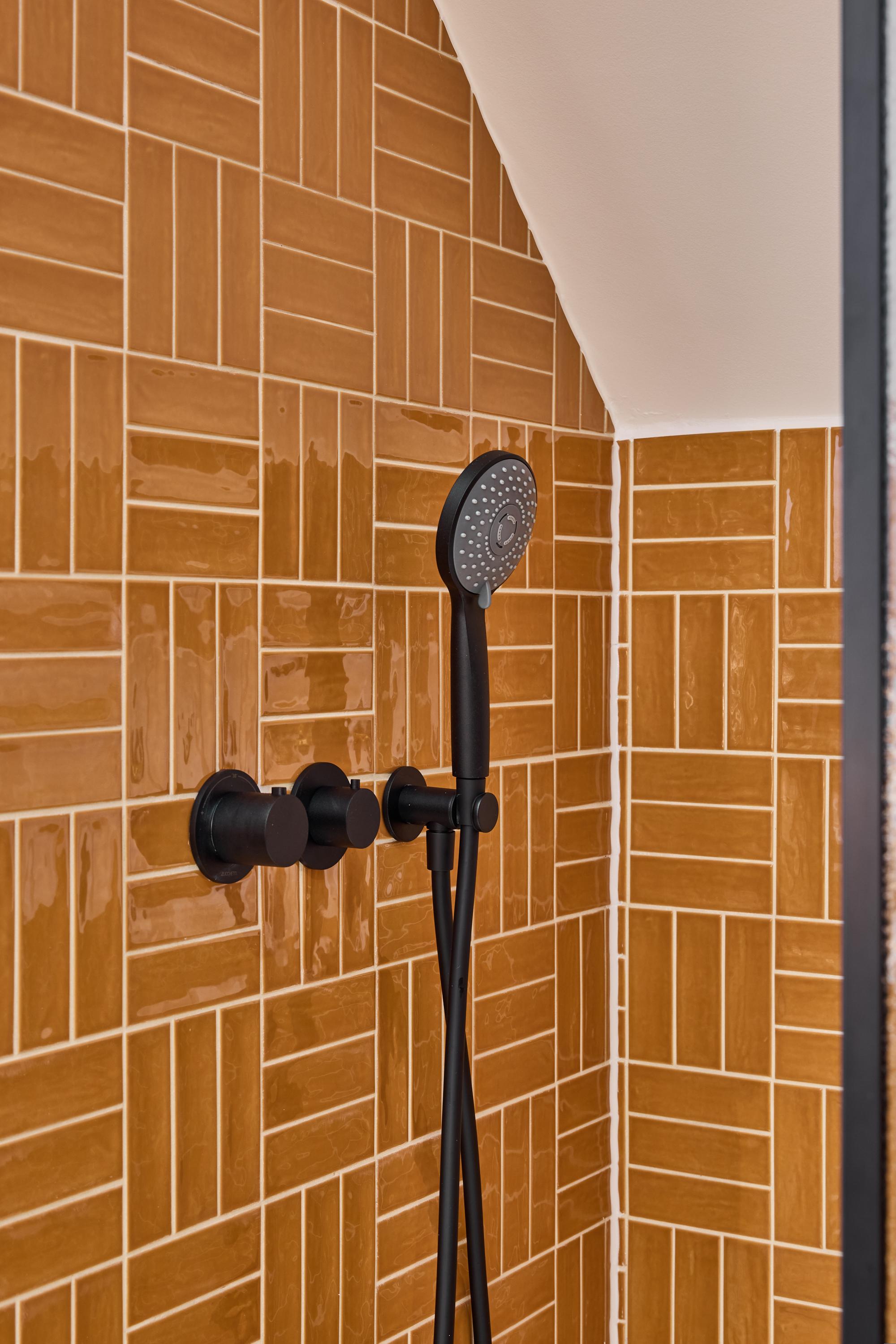 fr temoignages-clients salle-de-bains-elegante-aux-accents-colores-et-noyer-pour-fenna-et-quinten