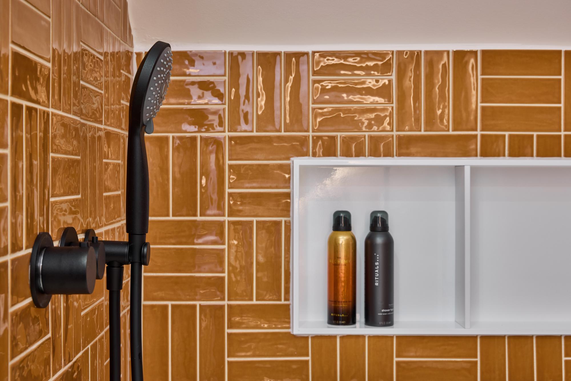 fr temoignages-clients salle-de-bains-elegante-aux-accents-colores-et-noyer-pour-fenna-et-quinten