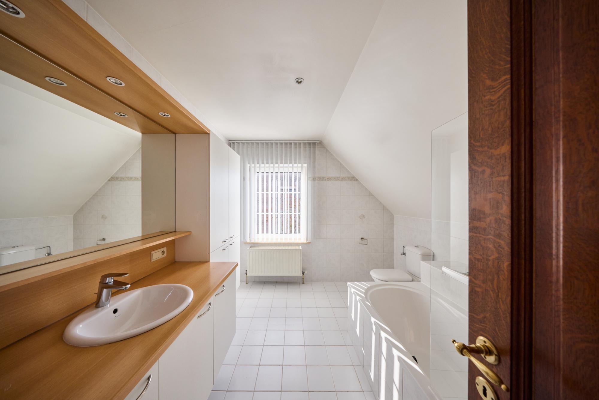 fr temoignages-clients salle-de-bains-elegante-aux-accents-colores-et-noyer-pour-fenna-et-quinten