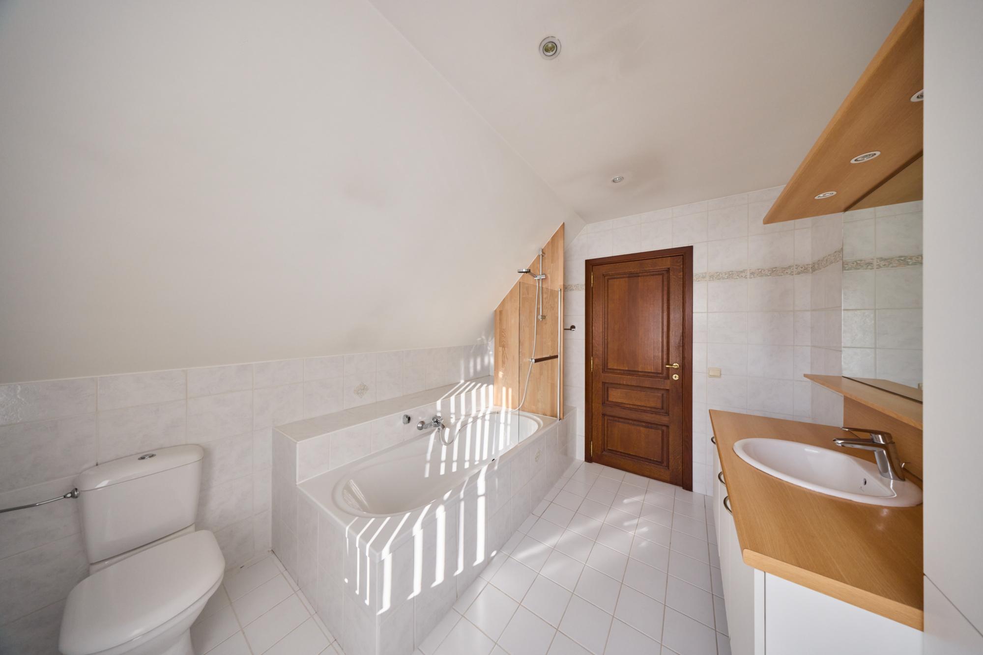 fr temoignages-clients salle-de-bains-elegante-aux-accents-colores-et-noyer-pour-fenna-et-quinten